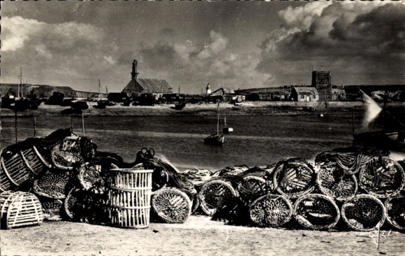 Postcard Camaret sur Mer Finistère, Casiers de peche sur le quai, le chateau Vauban et N.-D. de Rocamadour