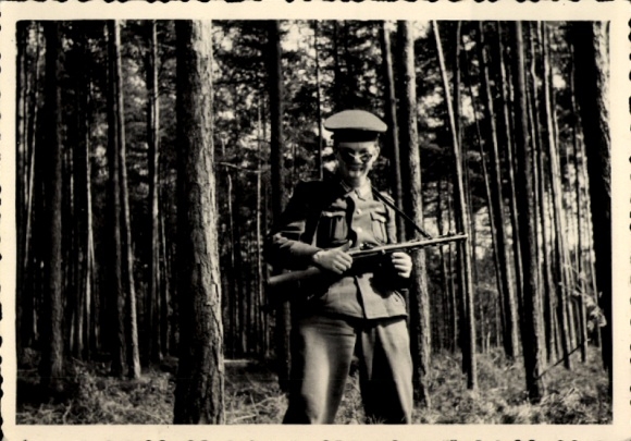 Foto Weida Thüringen, KVP, Kasernierte Volkspolizei der DDR, Portrait in Uniform, Gewehr, Wald