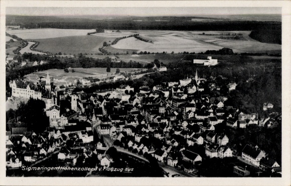 Ak Sigmaringen an der Donau, Luftbild von  Altstadt, Hohenzollern, Landschaft, Schwarz-Weiß