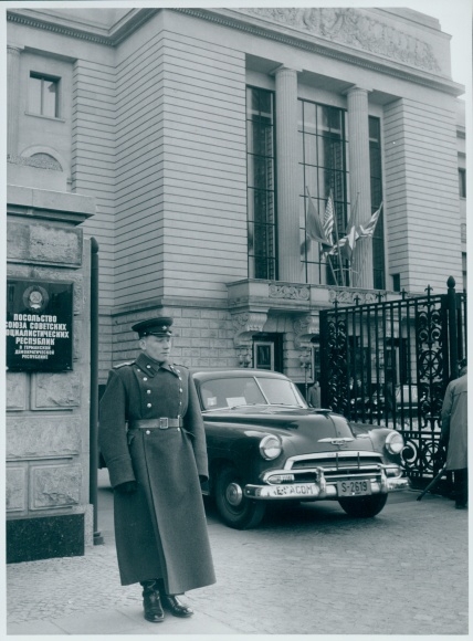Photo Berlin, Bert Sass, Four-Party Conference 1954, Russian Embassy, Soviet Soldier, Chevrolet