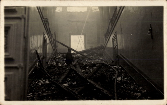 Foto Ak Flandern?, Kriegszerstörung, Trümmer im Treppenhaus eines Gebäudes