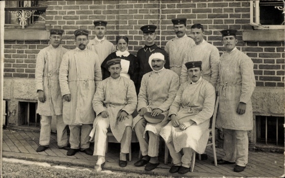 Postcard Ulm on the Danube, group photo at the hospital, support staff, patients