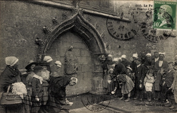 Postcard Le Folgoët Finistère, the Pelerins