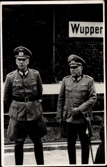 Foto Ak Deutsche Wehrmacht, Zwei Offiziere in Uniform, Bahnhof Wuppertal
