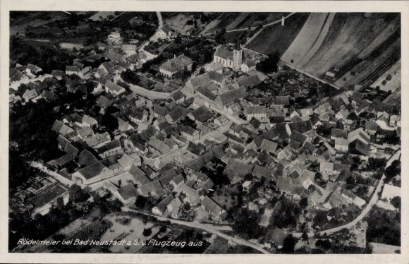 Ak Bad Neuhaus Bad Neustadt an der Saale Unterfranken, Luftaufnahme, Häuser, Kirche, Landschaft, 