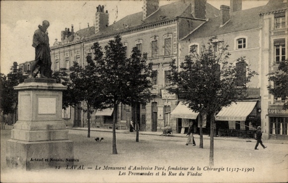 CPA Laval Mayenne, statue Ambroise Paré