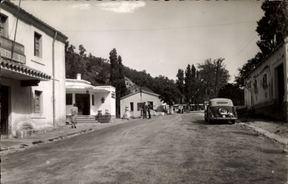 Postcard Le Perthus Pyrénées Orientales, Frontiere d'Espagne, Poste de Police Francais et Espagnol