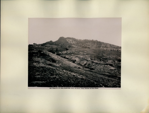 foto circa 1880, Verna Arezzo Toscana, Casentino-vallei, Panoramisch uitzicht op Sacro Monte met klooster