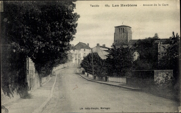 Postcard Les Herbiers Vendée, Avenue de la Gare, street, houses and church tower