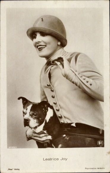 Ak Schauspielerin Leatrice Joy, Hund, Hut, Reitkleidung