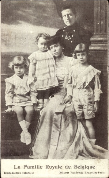 Postcard La Famille Royal de Belgique, Belgian royal family, King Albert I with his wife and children