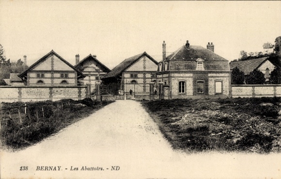 Ak Bernay Eure, Historische Gebäude, Straße, Abattoirs, Landschaft
