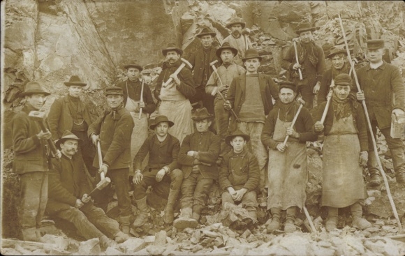 Photo Postcard Schwarzkollm Hoyerswerda in Upper Lusatia, workers in the quarry