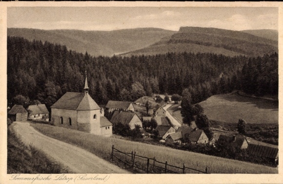 Ak Latrop Schmallenberg im Sauerland, Gesamtansicht, Kirche