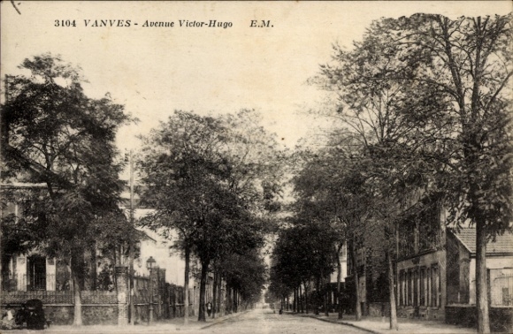 Postcard Vanves Hauts de Seine, Avenue Victor-Hugo, trees, street view,