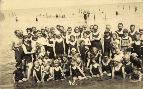 Foto Gruppenbild am Strand, Bademode