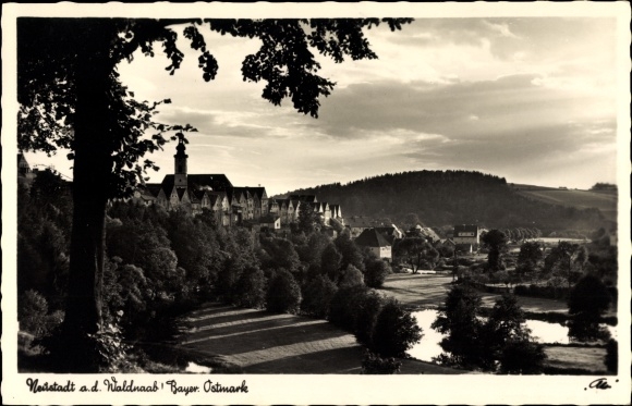 Ak Neustadt an der Waldnaab im Oberpfälzer Wald, Gesamtansicht mit Kirche