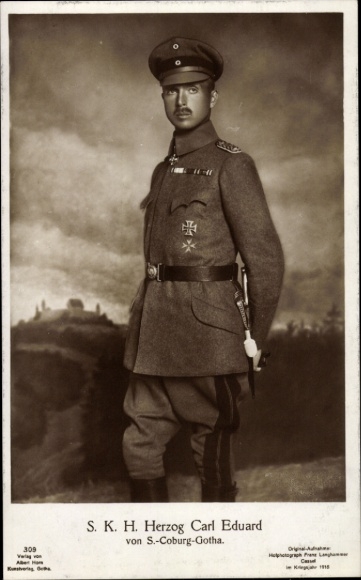 Postcard Duke Carl Eduard of Saxe Coburg Gotha, standing portrait in uniform