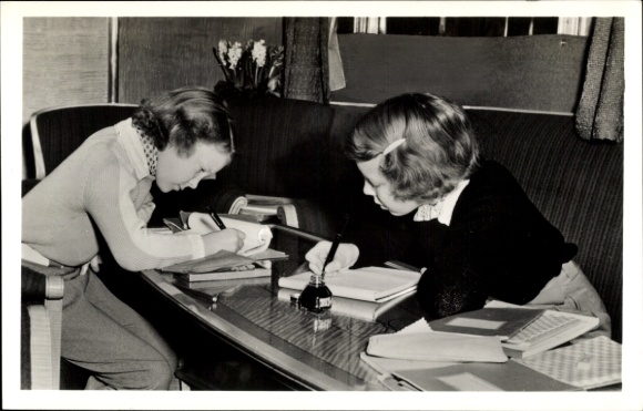 KP Księżniczka Beatrix i Irena odrabiające pracę domową, St. Anton 1950
