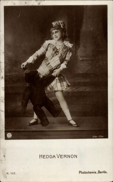 Ak Schauspielerin Hedda Vernon mit Teddybär tanzend