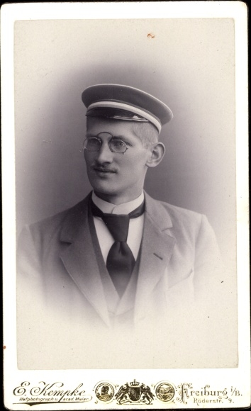 Studentika CdV Freiburg im Breisgau Baden Württemberg, Student mit Zwicker, Portrait