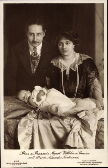 Ak Prinz und Prinzessin August Wilhelm von Preußen mit Prinz Alexander Ferdinand, Liersch 4133