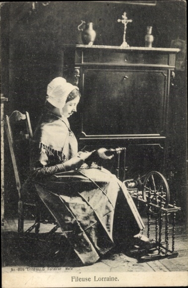 Postcard Lorraine, woman in folk costume, spinning wheel