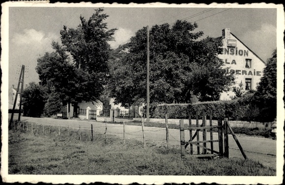 Postcard Erezee Wallonia Luxembourg, house with inscription 'Pension La Noiseraie', street, trees, fence