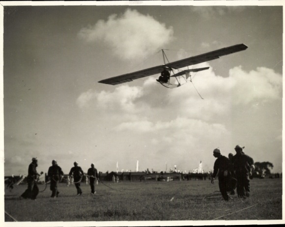 Foto Mandschukuo Staat Mandschu, Segelfliegerwettbewerb, Segelflugzeug beim Start