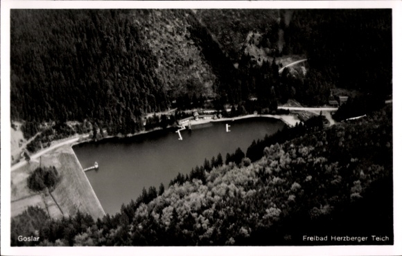 Ak Goslar am Harz, Freibad Herzberger Teich, Luftaufnahme, Wald, Wasserfläche
