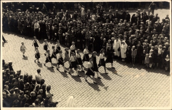 Foto Niederlande, Aufmarsch der Freiwilligen-Legion, Mädels, BDM, 2. WK