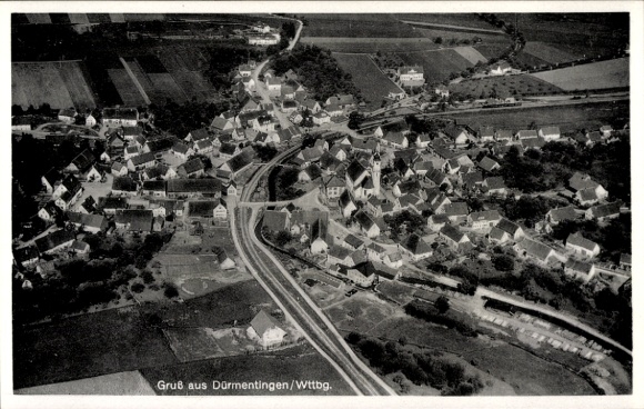 Ak Dürmentingen in Württemberg, Luftaufnahme von  zahlreiche Dächer, Eisenbahnlinie, Felder