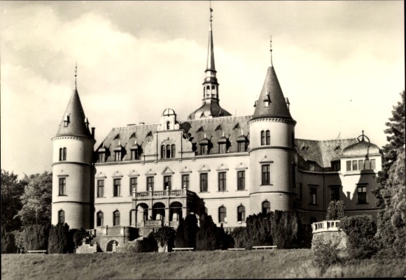 Ak Ralswiek op Rügen, kasteel, nu bejaardentehuis, grote koepel, twee torens