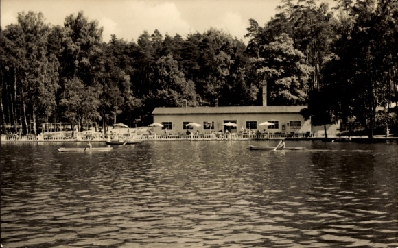 Ak Schmannewitz Dahlen in Sachsen, Waldbad, Gebäude am Wasser, Bäume im Hintergrund, Bootsausf...