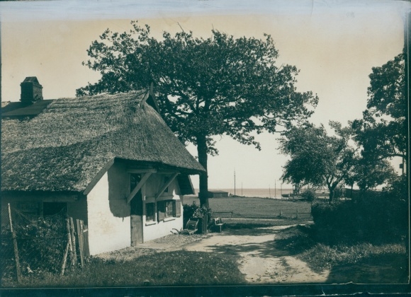 Photo Baltic resort Wustrow Fischland, house with thatched roof