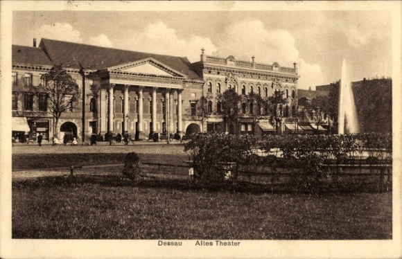 Postcard Dessau in Saxony-Anhalt, Old Theater, architecture, fountain, people on the street