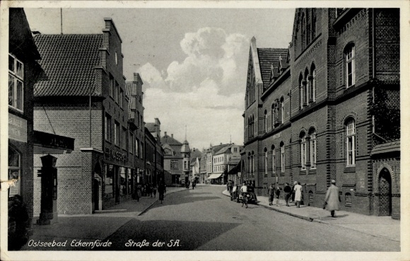 Ak Ostseebad Eckernförde, Ostseebad  Straße der SA,  Gebäude, Menschen