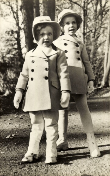 Postcard Princesses Margaretha and Birgitta of Sweden, portrait in winter coat