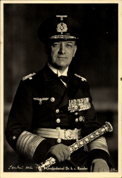 Ak Großadmiral Erich Raeder, Portrait in Uniform, Marschallstab, Ordenspange, Ross Verlag R 20