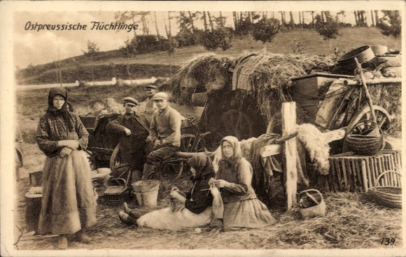 Postcard East Prussian War Refugees, Knitting Women, Wagon, East Prussian Aid I. WK