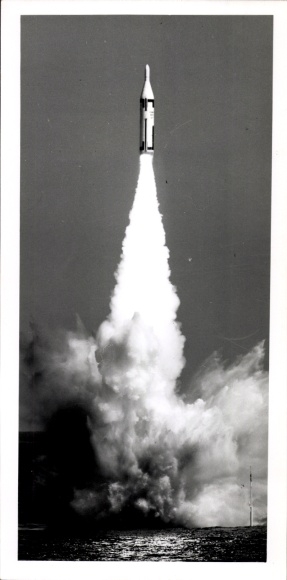 Foto Polaris Rakete, Start von US Amerikanischem Kriegsschiff USS George Washington
