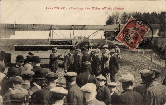 Ak Arracourt Meurthe et Moselle, Atterrissage d'un Biplan militaire allemand
