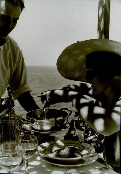 Photo Paul Wolff, Napoli Naples Campania, woman at the table, vacation, spaghetti, waiter, sea view