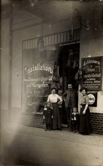 Foto Ak Berlin Prenzlauer Berg, Raumerstraße 30, Schlosserei Wilhelm Vogel, Schaufenster, Familie