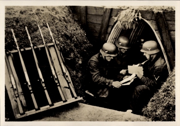 Photo Heinrich Hoffmann, Wehrmacht, soldiers reading the field post, December 1939
