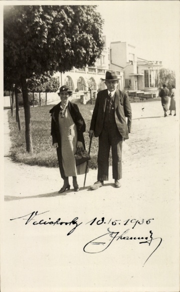 Ak Lazne Velichovky Region Königgrätz, Paar auf Straße, Gebäude im Hintergrund, Datum: 10.15.1935