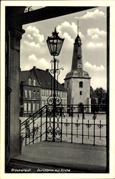 Ak Glückstadt an der Elbe,  Durchblick zur Kirche, r Turm, Laterne