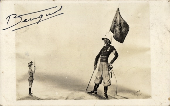 Ak Karikatur, Riesiger Soldat mit Fahne, Winziger Soldat mit Säbel, Wüste