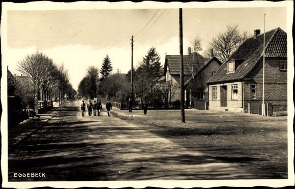Foto Ak Eggebek Kreis Flensburg, HJ-Mitglieder auf der Straße