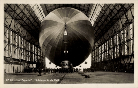 Postcard Friedrichshafen on Lake Constance, airship LZ 127 Graf Zeppelin, being brought into the airship hangar